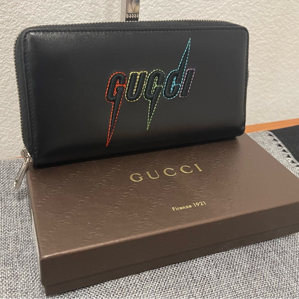 18. Gucci Black Blade Zip Around Wallet - Picture 2 of 12
